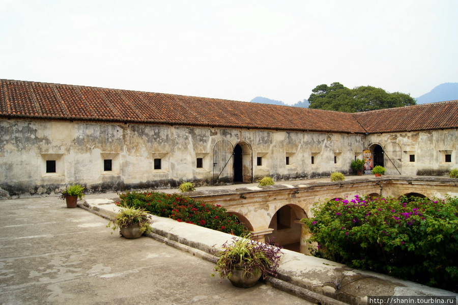 На втором этаже в монастыре Антигуа, Гватемала