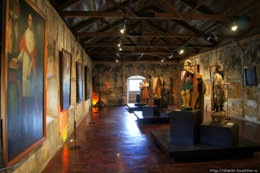 Картины в музее капуцинов Антигуа, Гватемала