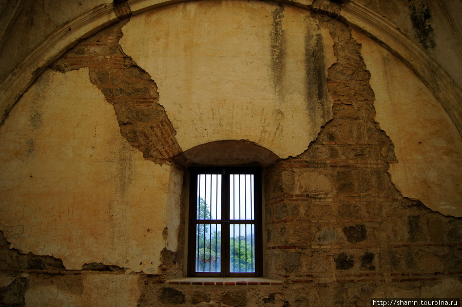Окно и стена Антигуа, Гватемала