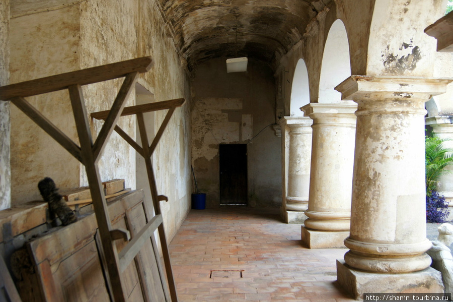 Один из внутренних двориков монастыря Антигуа, Гватемала