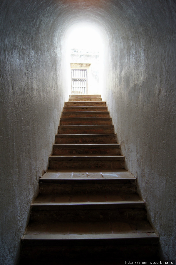 Лестница в подземную келью Антигуа, Гватемала