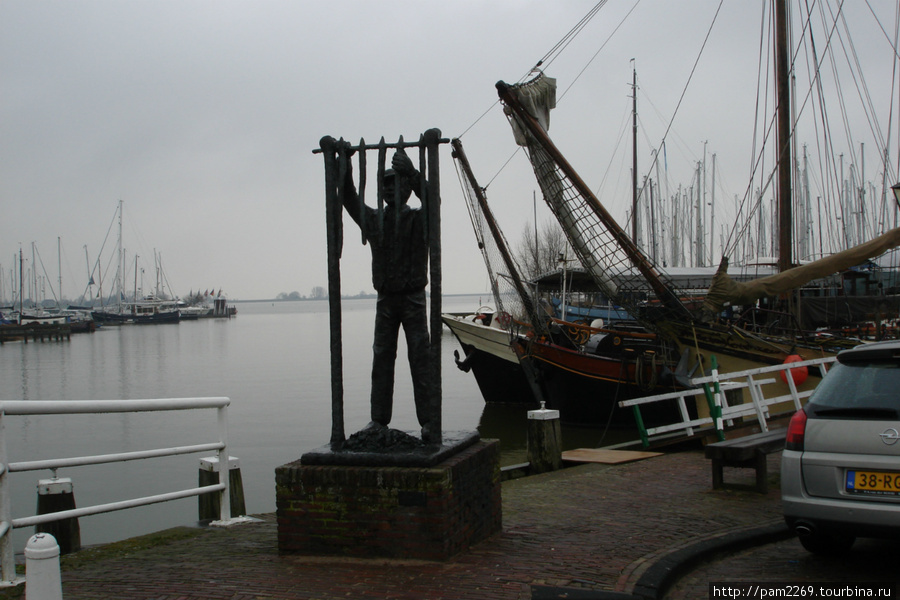 памятник рыбаку Монникендам, Нидерланды