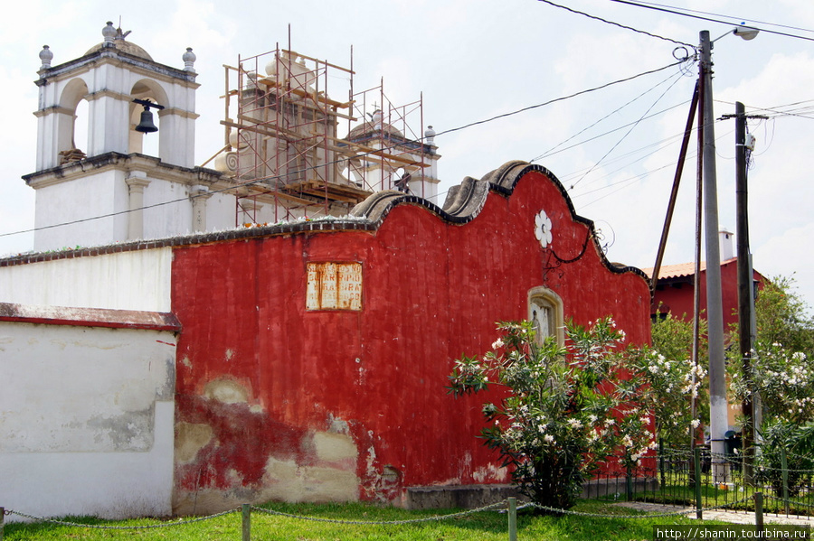 Город в оттенках розового Антигуа, Гватемала