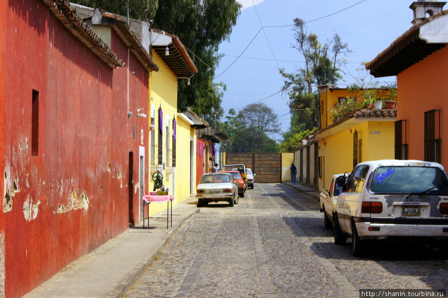 Город в оттенках розового Антигуа, Гватемала