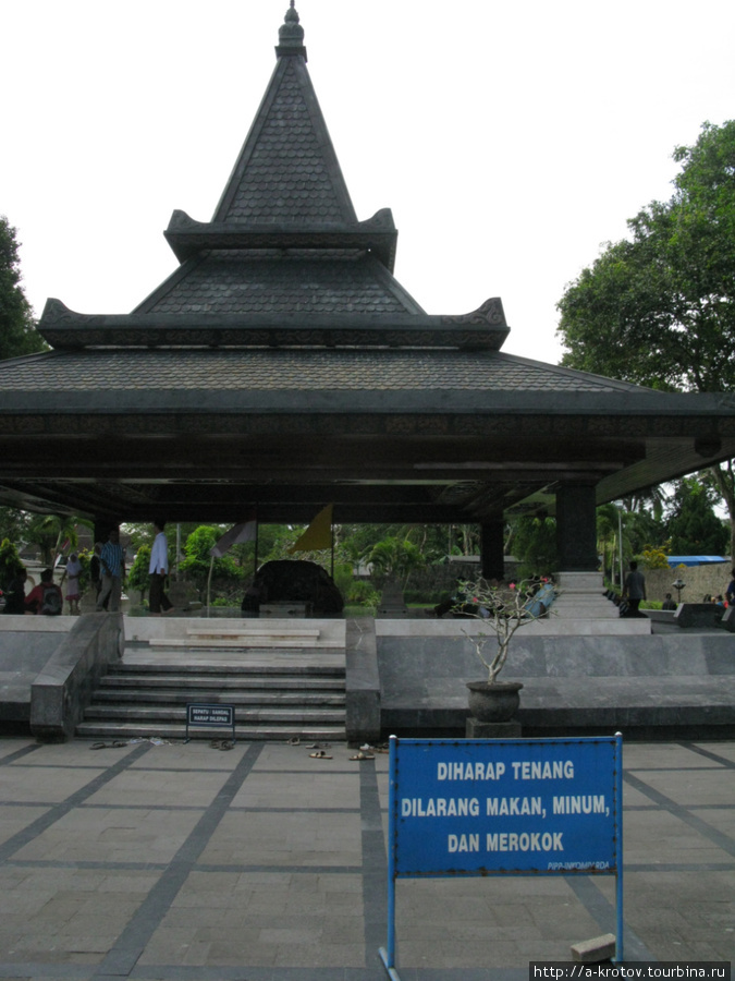 Здесь похоронен Президент Сукарно и его родители Блитар, Индонезия