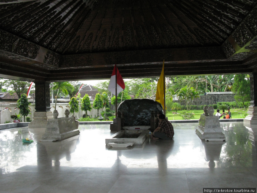 Здесь похоронен Президент Сукарно и его родители Блитар, Индонезия
