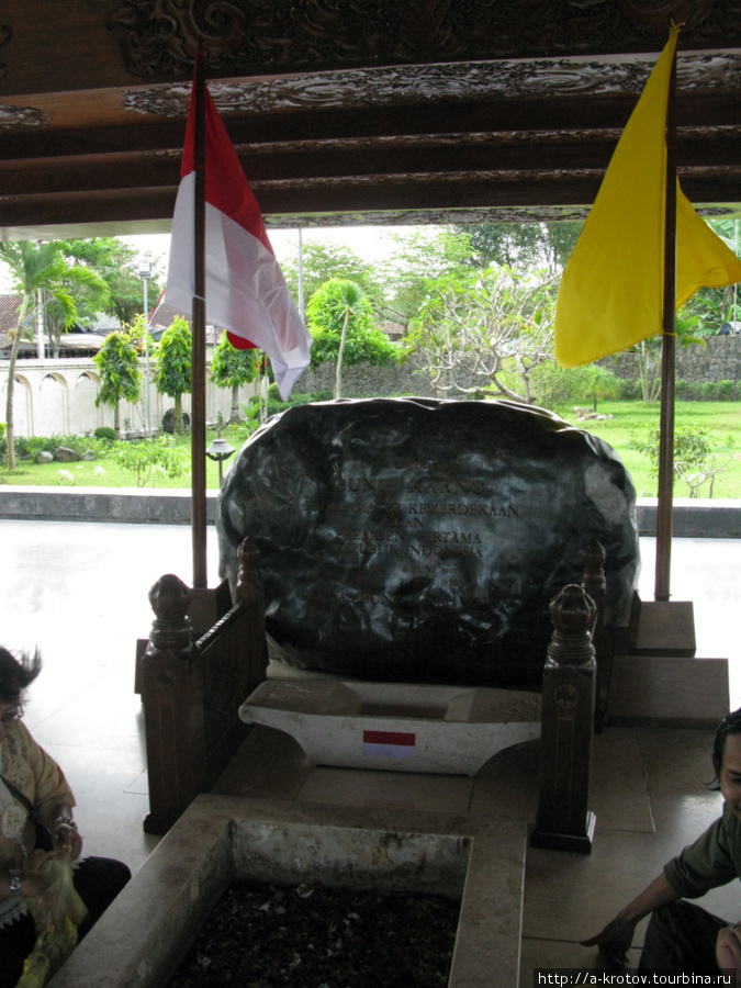 Музей и могила Первого Президента Индонезии Блитар, Индонезия