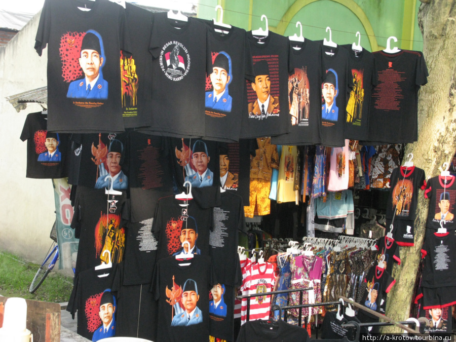 В Блитаре многие продают майки и сувениры с Сукарно Блитар, Индонезия