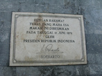 Мемориал был открыт недавно, в 2000х годах, так как 2-й президент не мог терпеть 1-го за интерес того к коммунизму. Но хоть второй президент, Сухарто, не любил Сукарто, но всё ж что-то такое сообщил о нём. Гробницу построили при Сухарто, а музей открыт только в новые времена