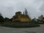 Памятник бульдозеру перед аэропортом