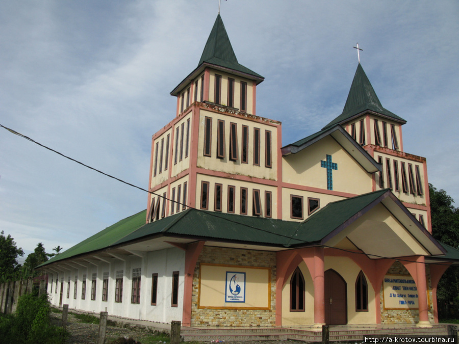 В Тимике есть и церкви, и мечети Тимика, Индонезия