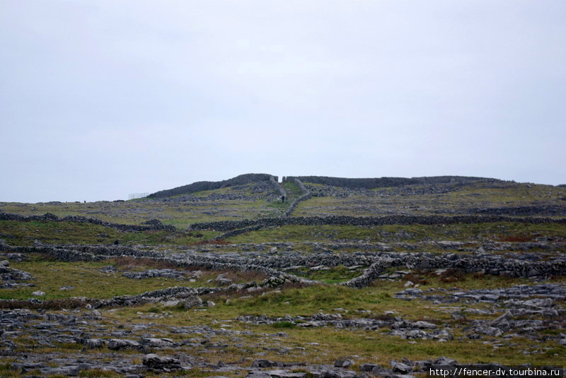 Наверху древний каменный форт Графство Голуэй, Ирландия