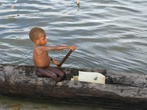 Дети плавают на лодках-долблёнках с малых лет