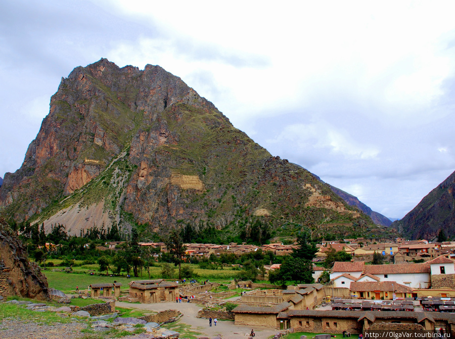 Внизу располагается городок Ольянтайтамбо, насчитывающий в своей истории не один век Ольянтайтамбо, Перу
