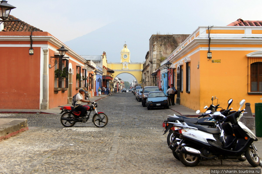 Дорога к монастырю Ла Мерсед от центральной площади через арку Антигуа, Гватемала