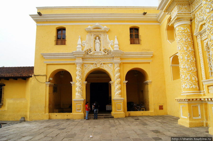 Вход в монастырь Ла Мерсед Антигуа, Гватемала