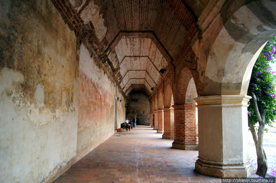 Во внутреннем дворике монастыря Ла Мерсед Антигуа, Гватемала