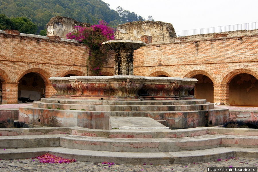 Во внутреннем дворике монастыря Ла Мерсед Антигуа, Гватемала