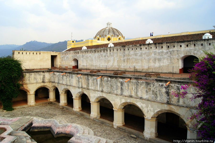 Внутренний двор монастыря Ла Мерсед Антигуа, Гватемала