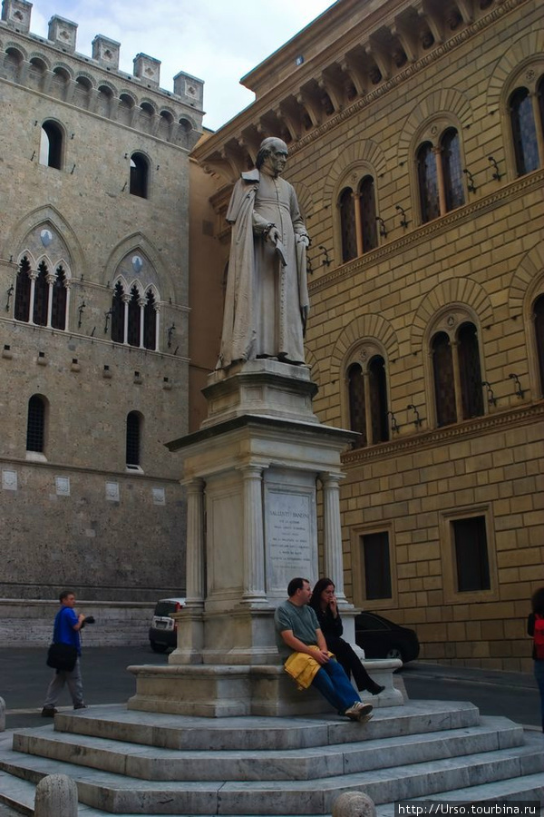 площадь Салимбени (Piazza Salimbeni), памятник экономисту Саллюстио Бандини Сиена, Италия