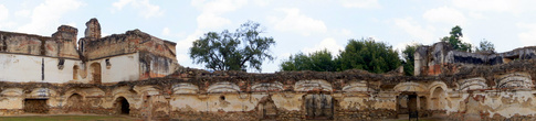 Внутренний двор в монастыре Ла Реколлексион в Антигуа