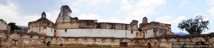 Во внутреннем дворе монастыря Антигуа, Гватемала