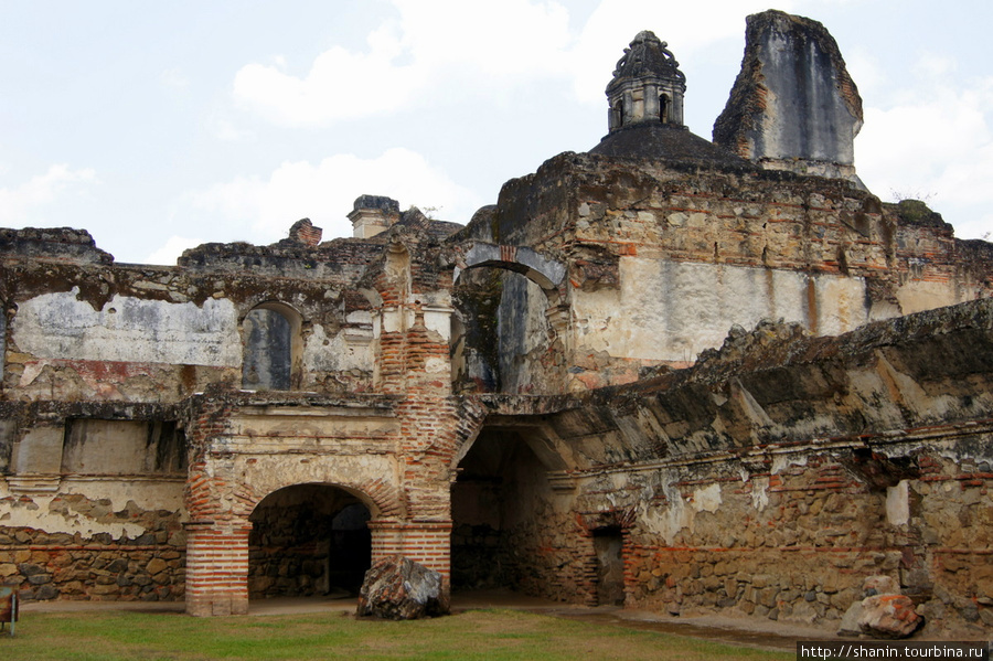 В монастыре Ла Реколлексион в Антигуа Антигуа, Гватемала