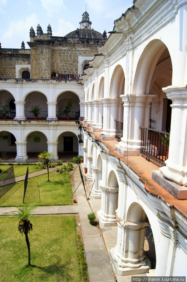В монастыре Школа Христа в Антигуа Антигуа, Гватемала