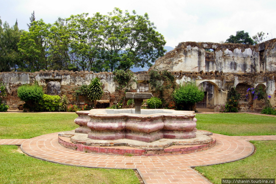 Фонтан во внутреннем дворе монастыря Антигуа, Гватемала