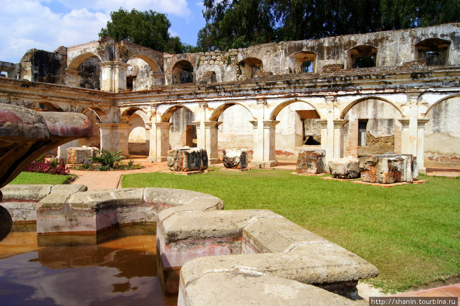 В монастыре Святой Клары в Антигуа Антигуа, Гватемала