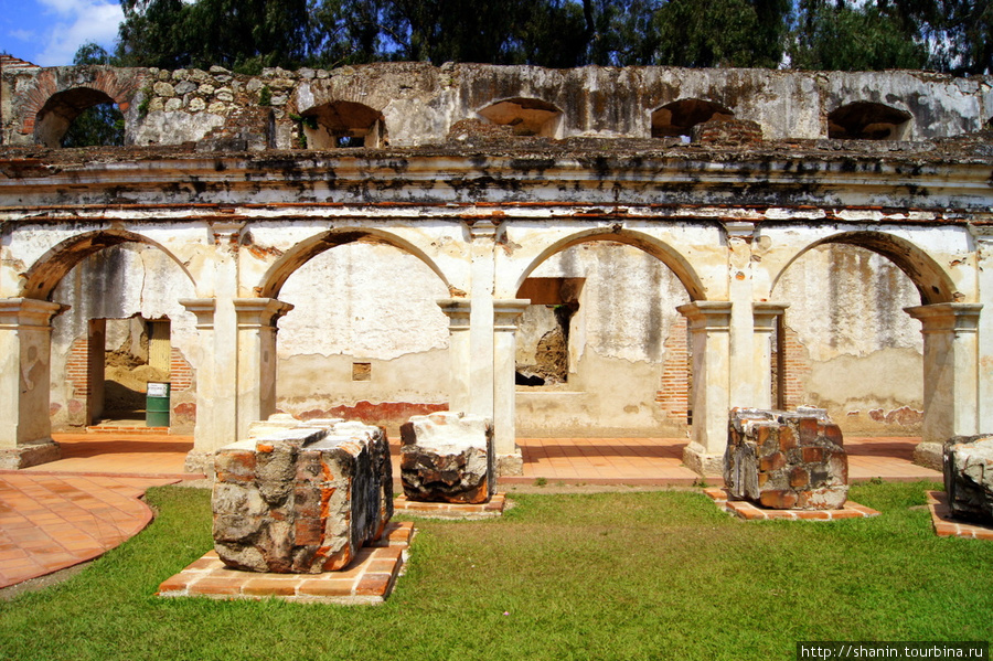 В монастыре Святой Клары в Антигуа Антигуа, Гватемала