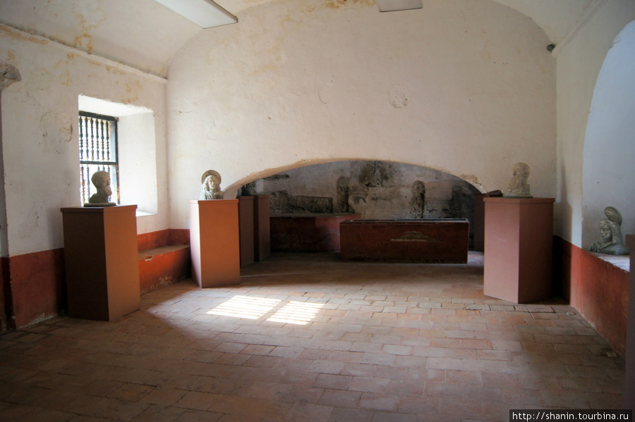 В монастыре капуцинок в Антигуа собраны экспонаты музея градостроительства и архитектурного наследия Антигуа, Гватемала