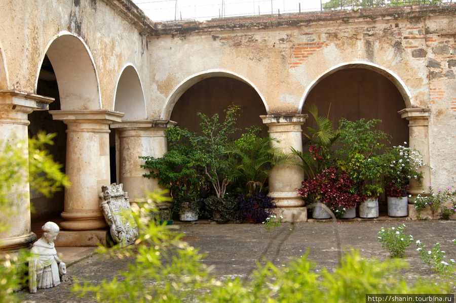 В монастыре капуцинок в Антигуа собраны экспонаты музея градостроительства и архитектурного наследия Антигуа, Гватемала