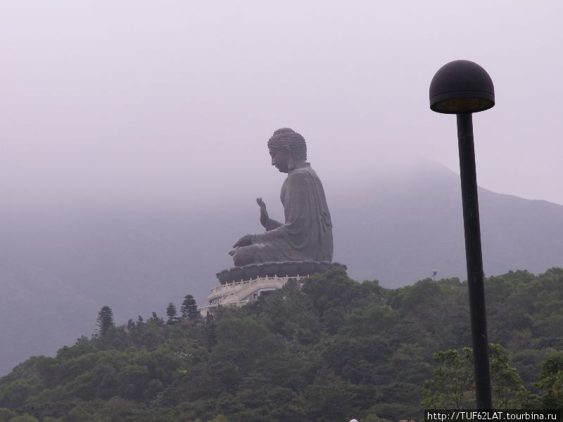 И вот он, большой бронзовый Будда — уже перед нами! Остров Лантау, Гонконг