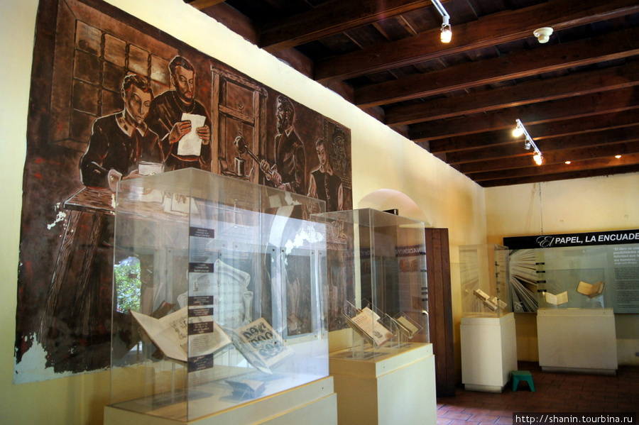 Экспонаты музея Старой Книги в Антигуа Антигуа, Гватемала