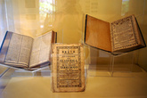 Экспонаты музея Старой Книги в Антигуа