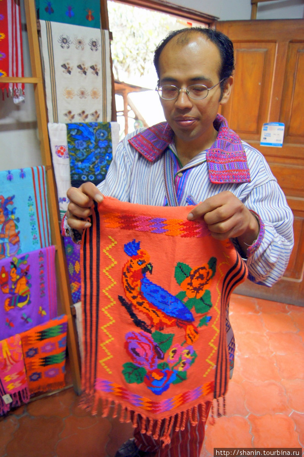 Экскурсовод в Музее текстиля в Антигуа Антигуа, Гватемала