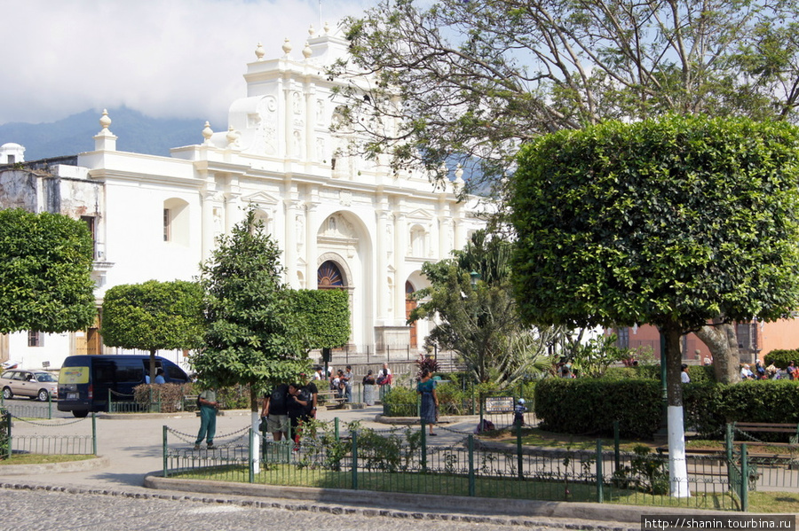 Вид на центральную площадь из здания муниципалитета Антигуа Антигуа, Гватемала