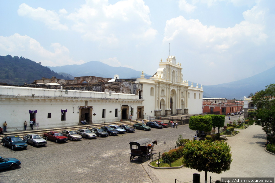 Вид на центральную площадь из здания муниципалитета Антигуа, Гватемала