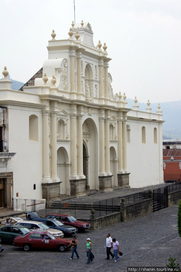 Вид на кафедральный собор Антигуа, Гватемала