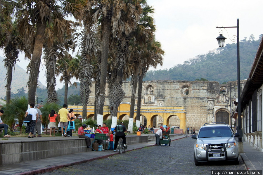 Прачечная на дальнем конце площади Антигуа, Гватемала