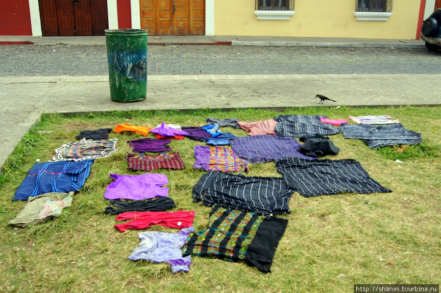 Сушится постиранное белье Антигуа, Гватемала