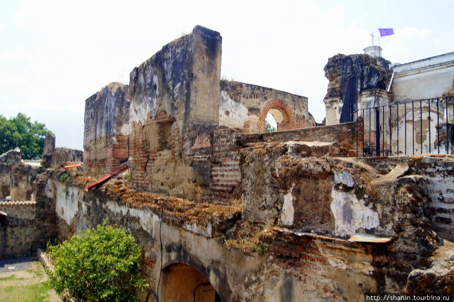 Руины францисканского монастыря в Антигуа Антигуа, Гватемала