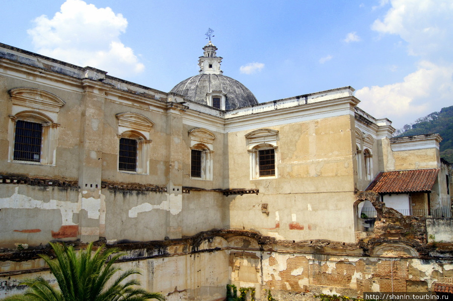 Церковь Святого Фрванциска — вид со стороны монастыря Антигуа, Гватемала