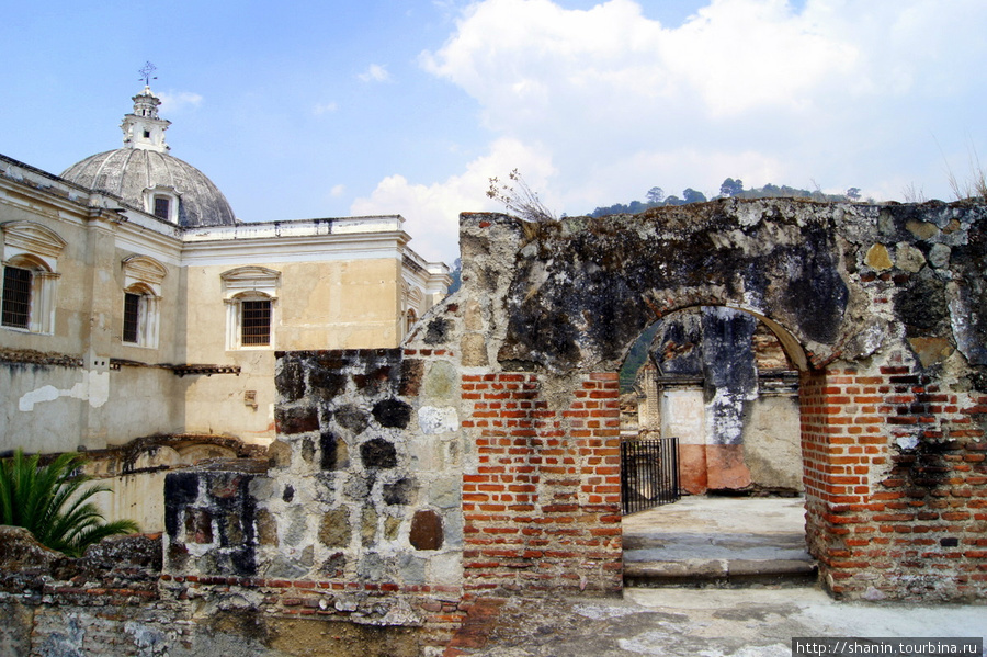 Руины францисканского монастыря в Антигуа Антигуа, Гватемала