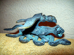А это бронзовая статуэтка — триединство Перу, символом чего были змея, пума и кондор. Но это головная боль других любителей старины