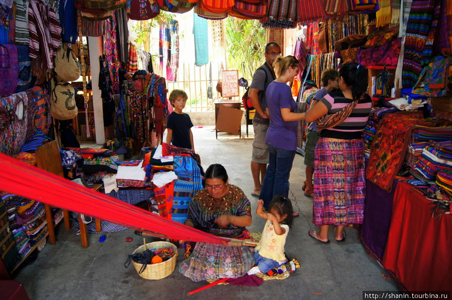 На сувенирном рынке у церкви Антигуа, Гватемала