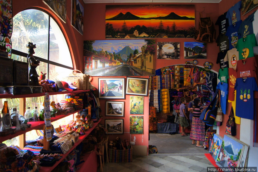 Сувениры на рынке в Антигуа Антигуа, Гватемала