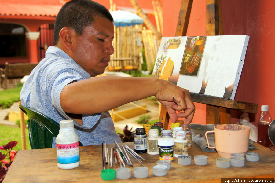 Художник на рынке в Антигуа Антигуа, Гватемала