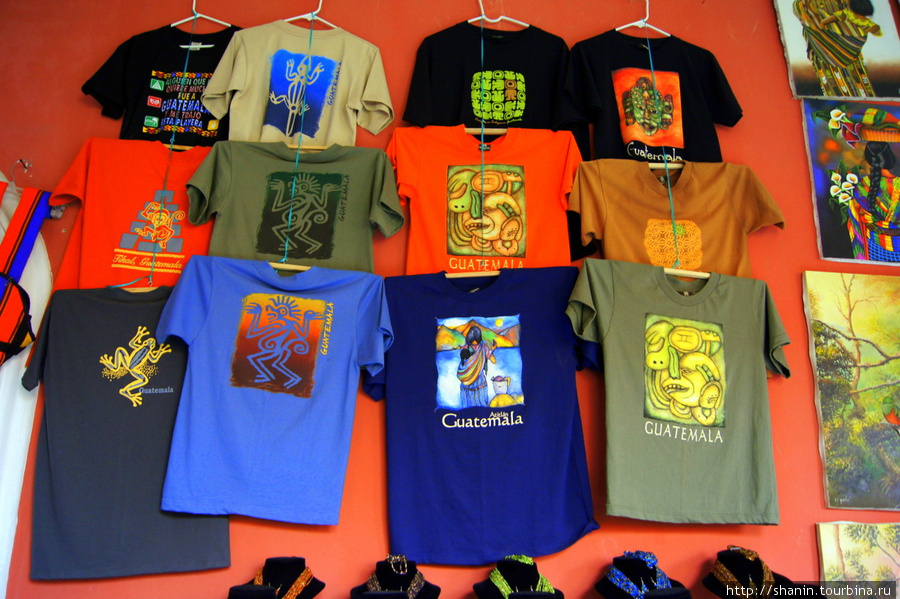 Сувенирные футболки на рынке в Антигуа Антигуа, Гватемала
